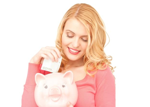 An image depicting a person placing coins into a piggy bank with the background showing a retirement-related cityscape (skyscrapers turning into retirement homes). The image symbolizes saving and investing for the future as a freelancer.